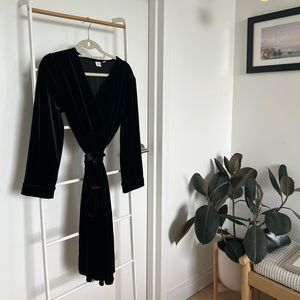 Gap maternity and nursing velvet wrap dress
